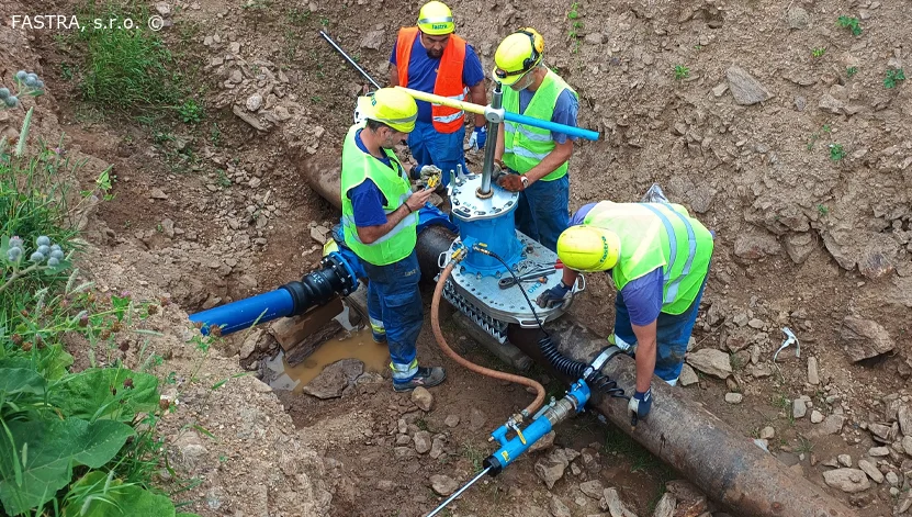 Stopowanie żeliwnego przewodu wodociągowego DN300 w mieście Jihlava, ul. Ječná